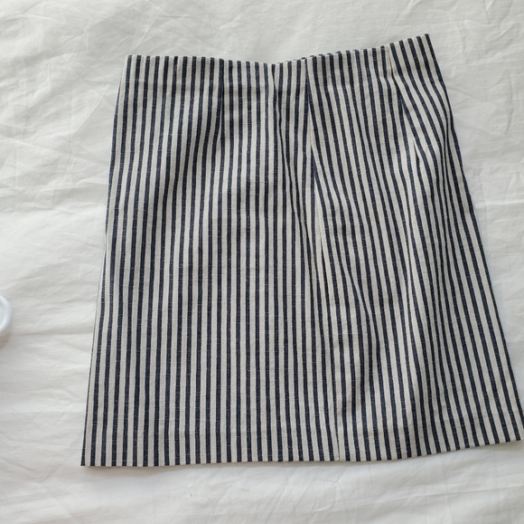 Pinstripe miniskirt - Picture 3 of 3